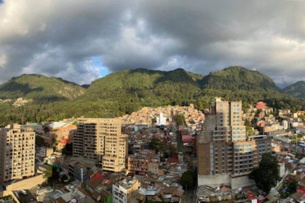 View, pleasure & business Bogotá-25th floor pool !