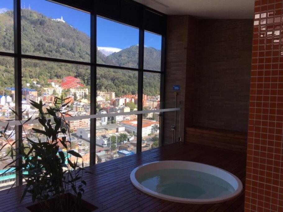 View, pleasure & business Bogotá-25th floor pool !