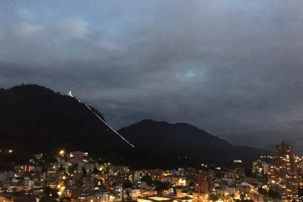 View, pleasure & business Bogotá-25th floor pool !