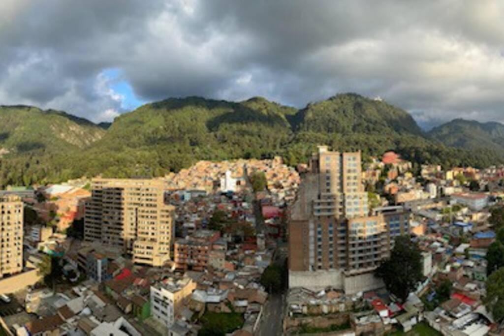 View, pleasure & business Bogotá-25th floor pool !