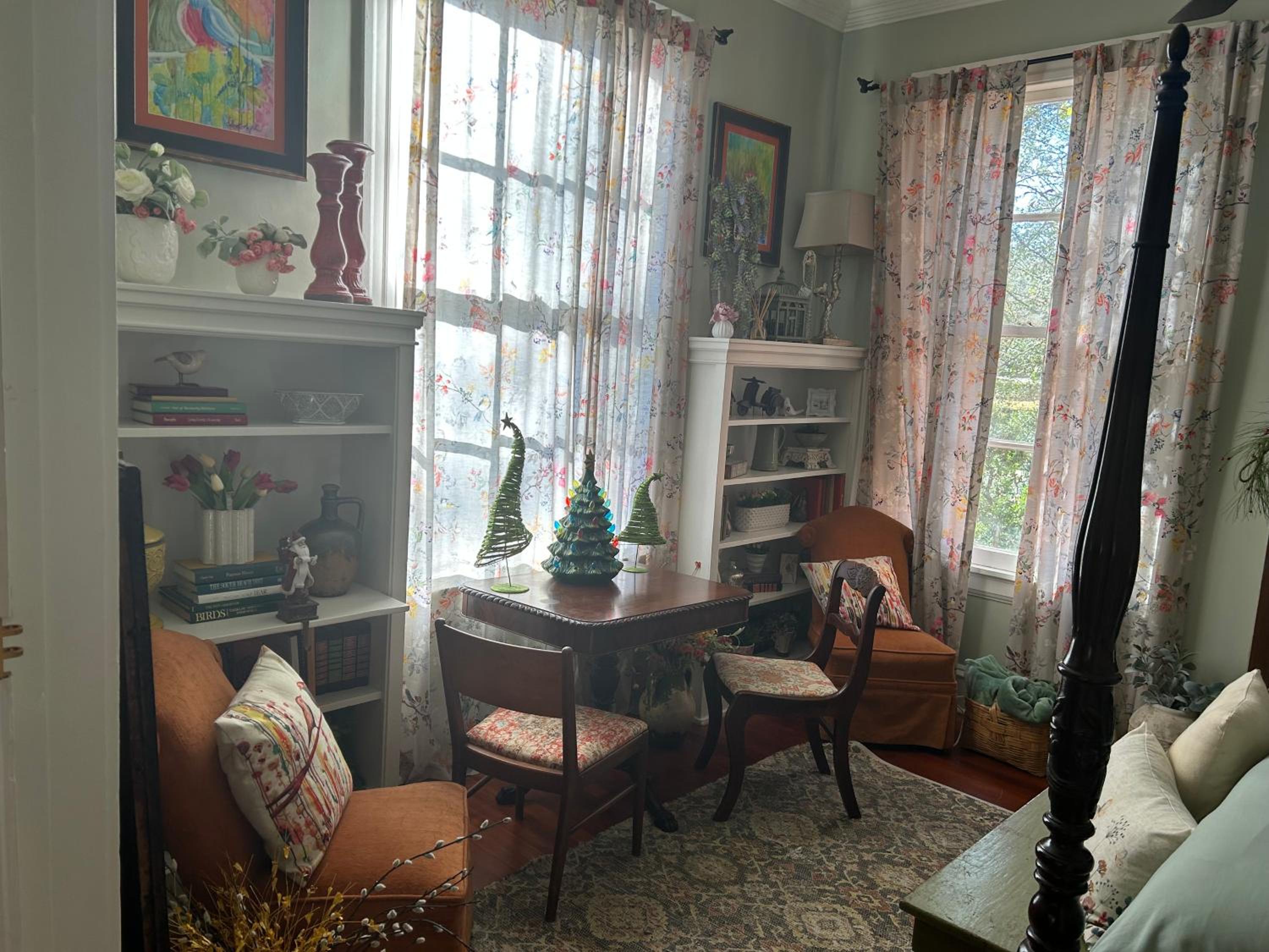 Laurel Vacations - Jenny's Downtown Hideaway Bed and Breakfast - Property Image 3