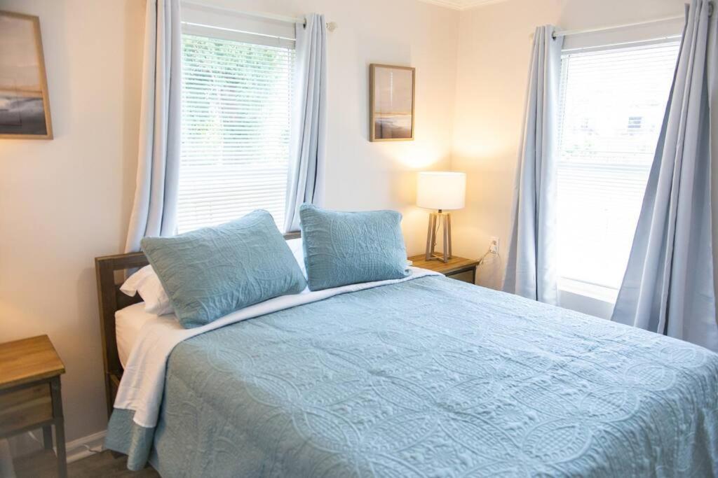 Cozy Cottage only 4 Blocks from the Ocean view 2