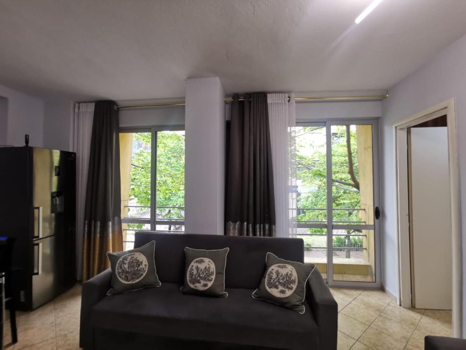 Elda Yellow Palace, Pazari i Ri Apartments