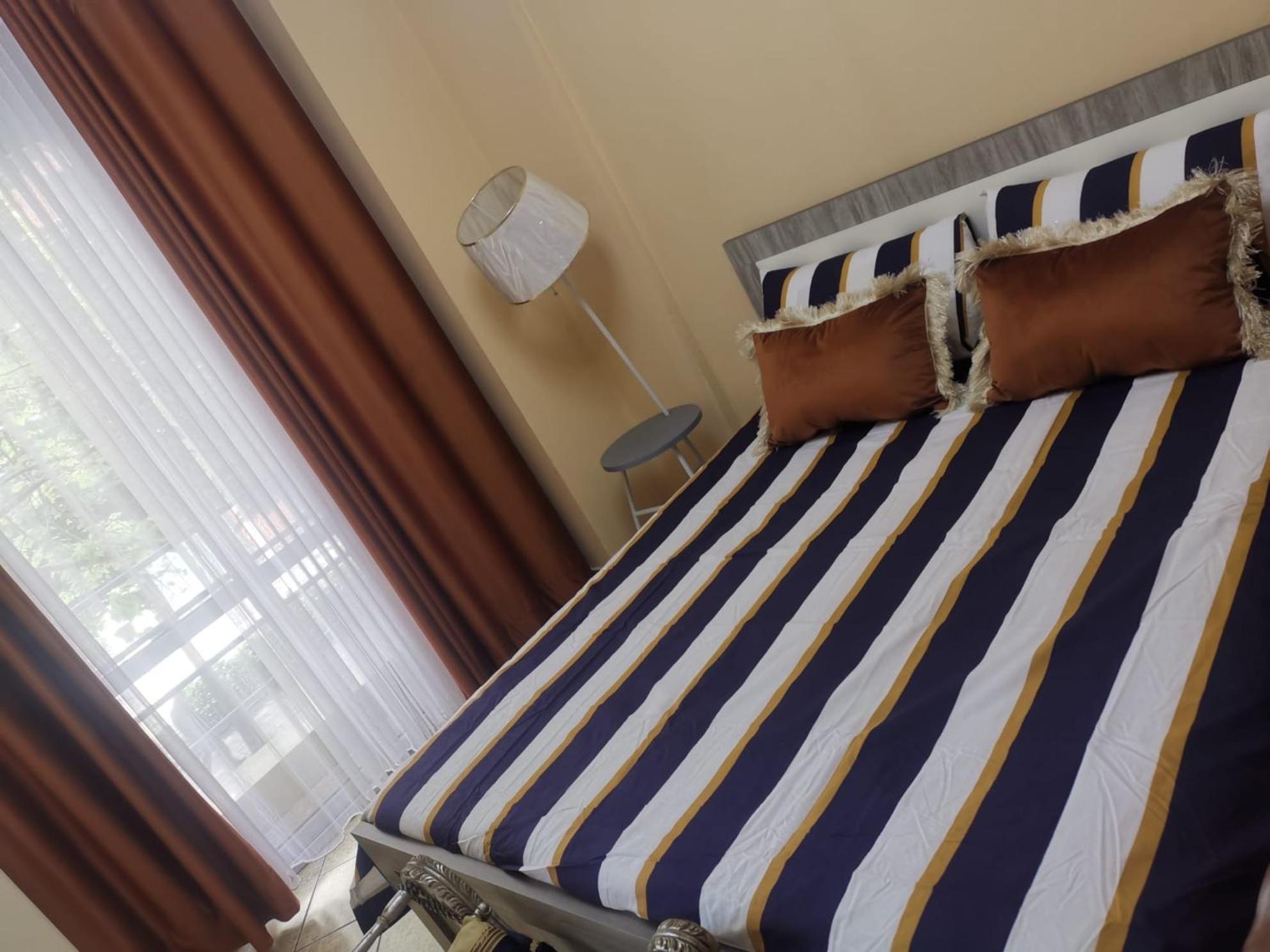 Elda Yellow Palace, Pazari i Ri Apartments