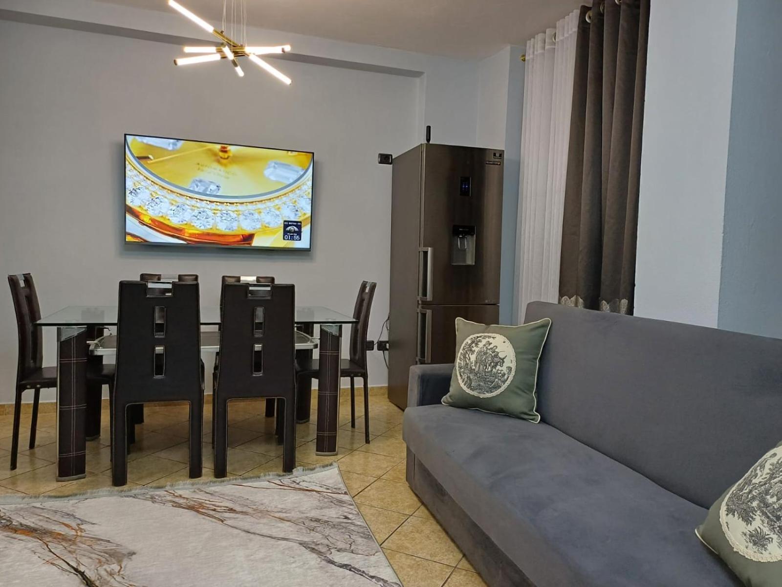 Elda Yellow Palace, Pazari i Ri Apartments