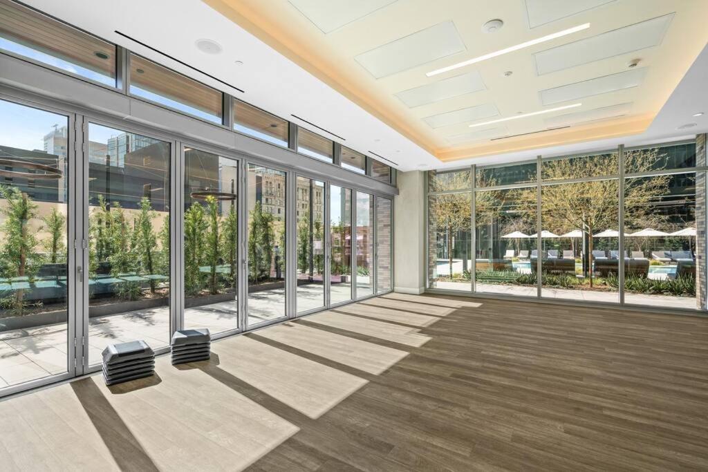 Stylish 1BR in DTLA l Pool Gym High Rise