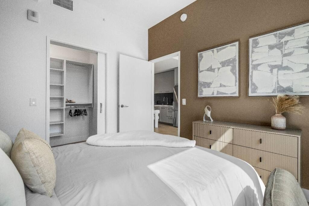 Stylish 1BR in DTLA l Pool Gym High Rise