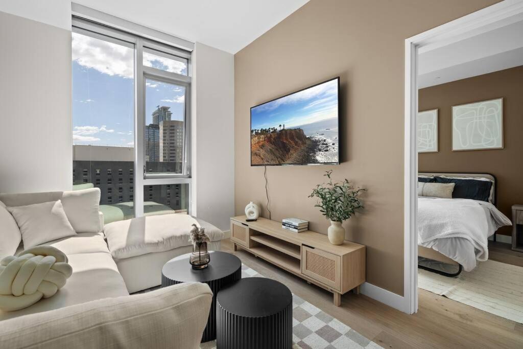Stylish 1BR in DTLA l Pool Gym High Rise