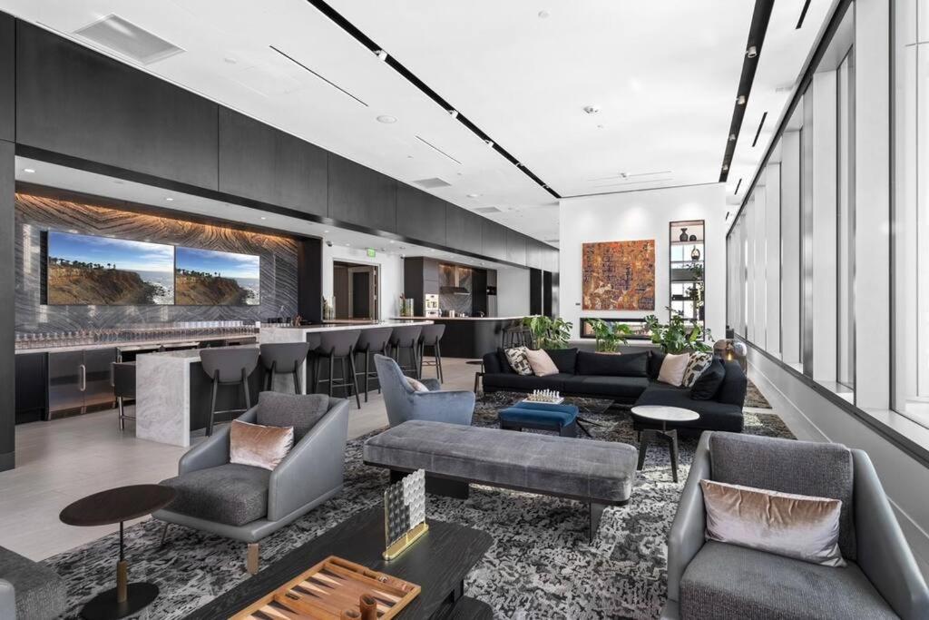 Stylish 1BR in DTLA l Pool Gym High Rise