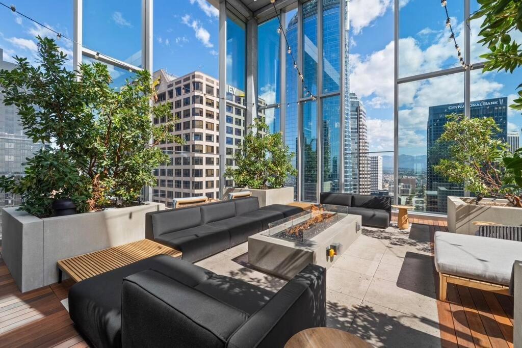 Stylish 1BR in DTLA l Pool Gym High Rise