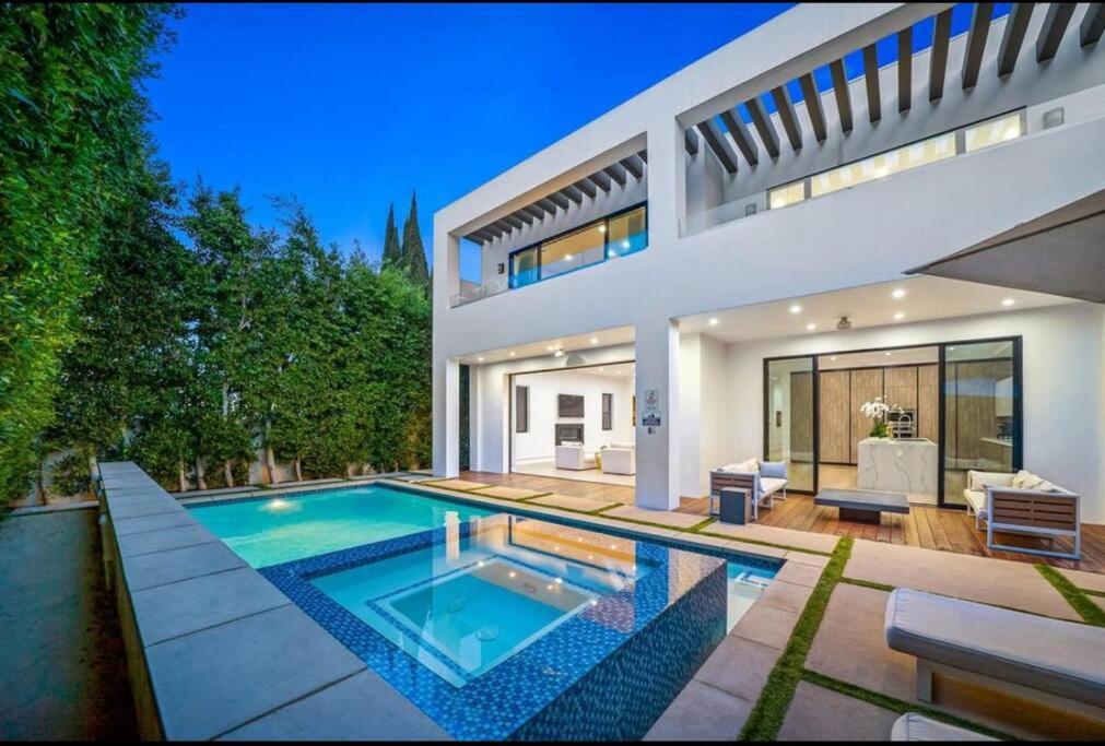 Luxurious Retreat - Modern House with Pool