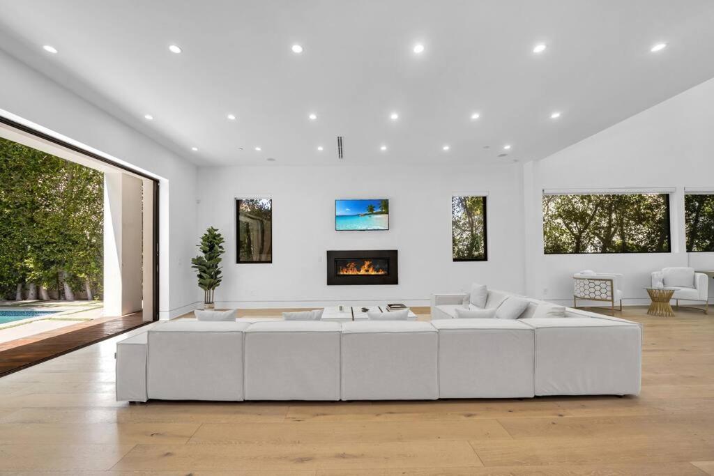 Luxurious Retreat - Modern House with Pool