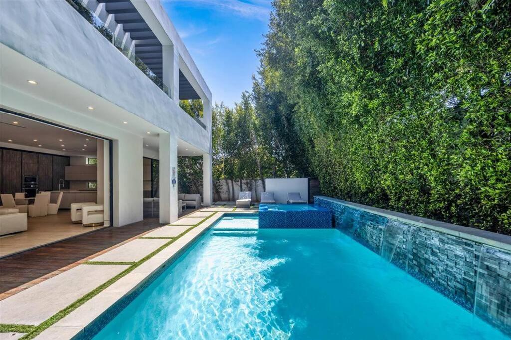 Luxurious Retreat - Modern House with Pool