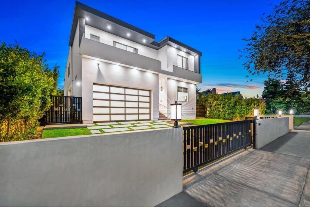 Luxurious Retreat - Modern House with Pool