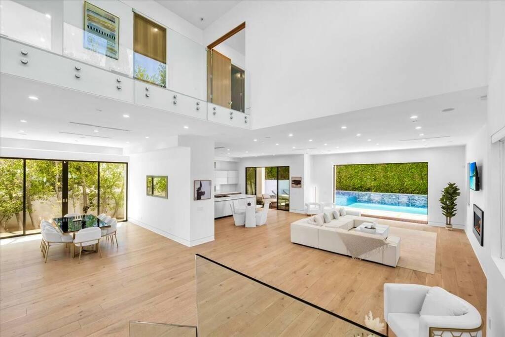 Luxurious Retreat - Modern House with Pool