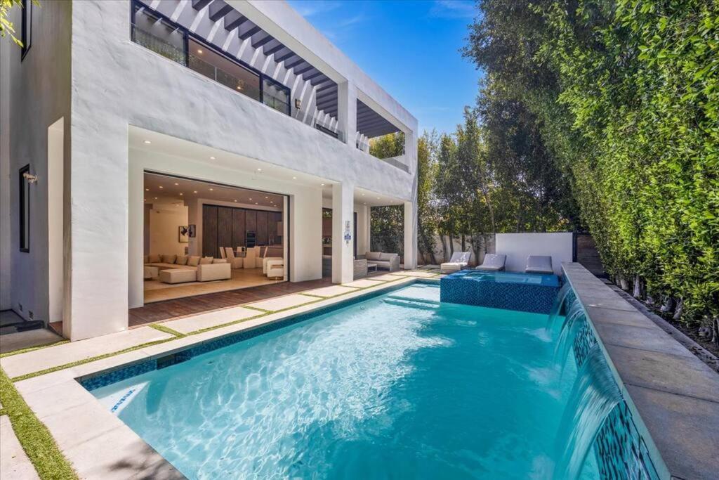 Luxurious Retreat - Modern House with Pool