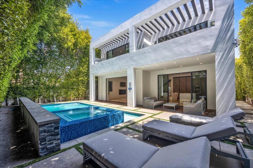 Luxurious Retreat - Modern House with Pool