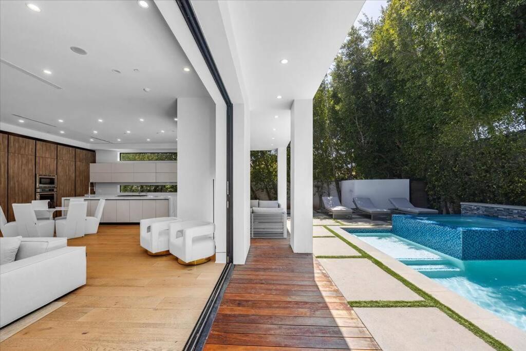Luxurious Retreat - Modern House with Pool