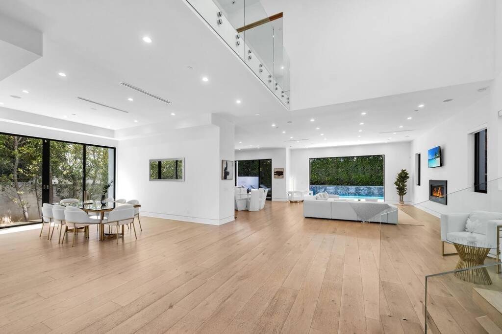 Luxurious Retreat - Modern House with Pool