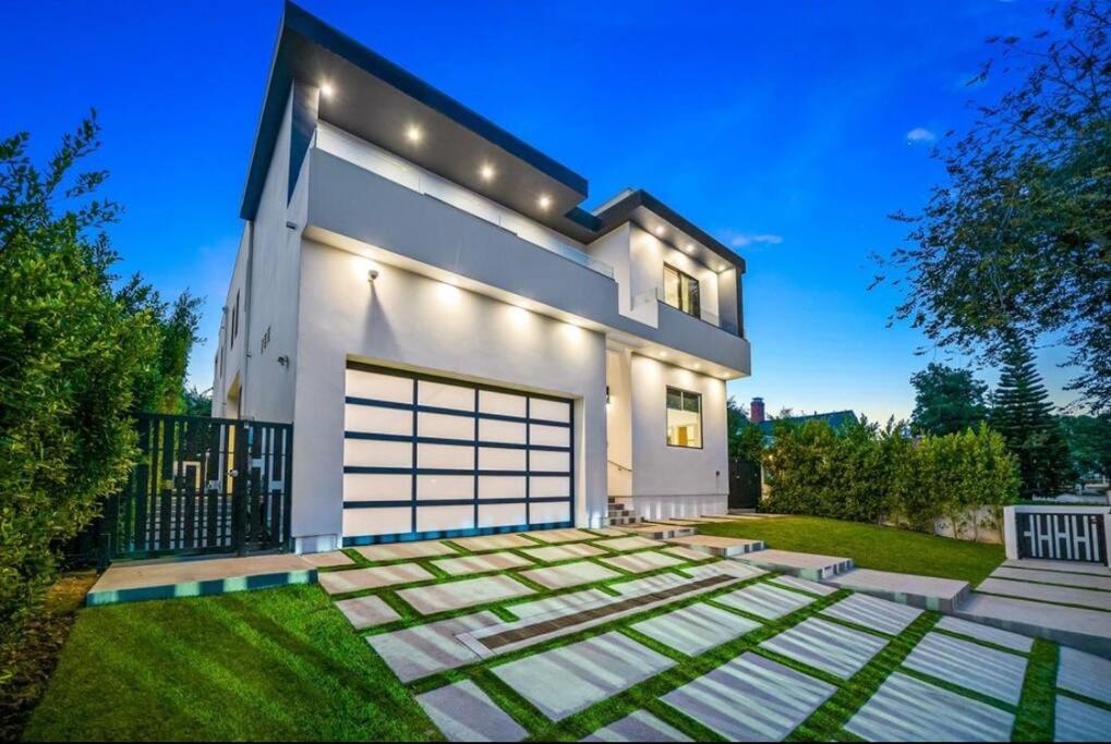 Luxurious Retreat - Modern House with Pool
