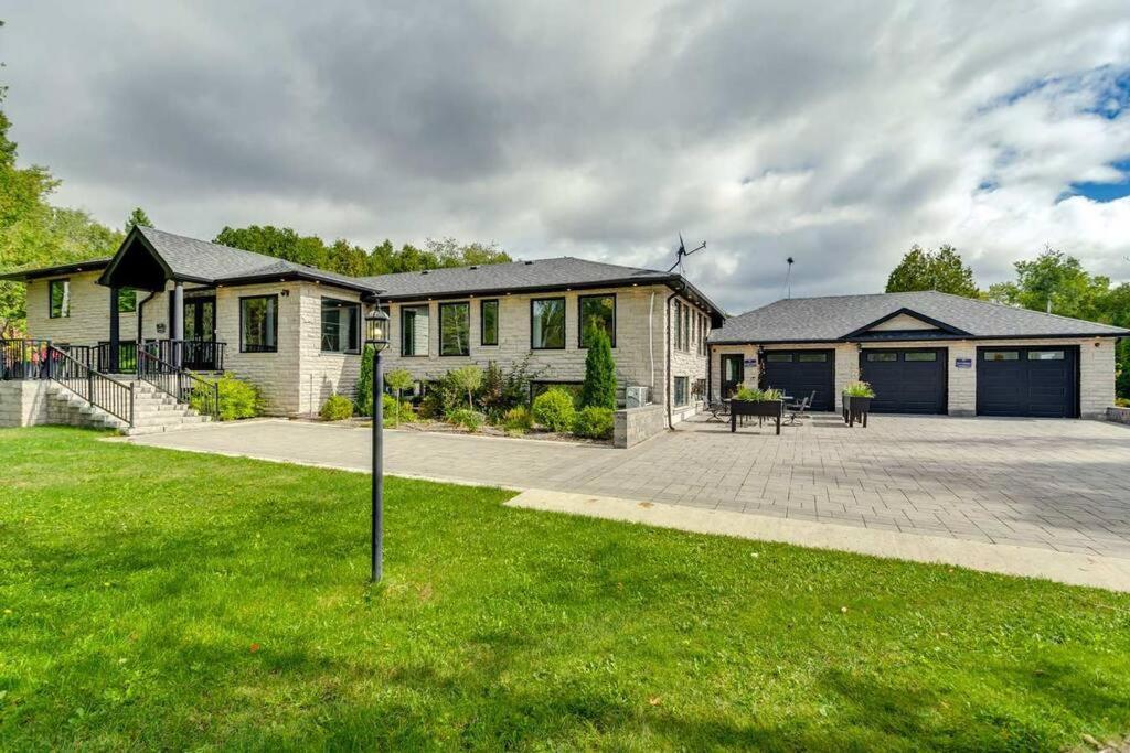 Large Estate with Luxury Collection of Amenities