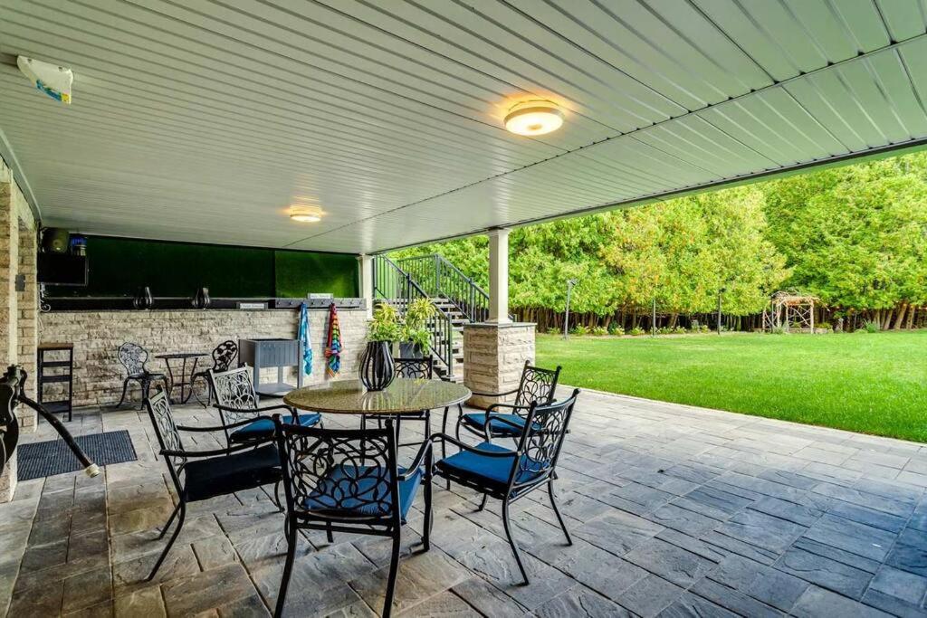 Large Estate with Luxury Collection of Amenities