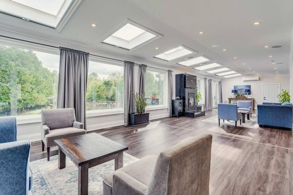 Large Estate with Luxury Collection of Amenities