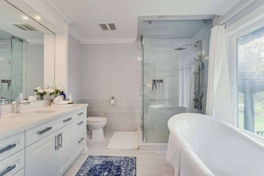 Large Estate with Luxury Collection of Amenities