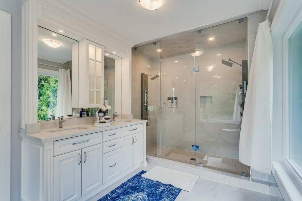 Large Estate with Luxury Collection of Amenities