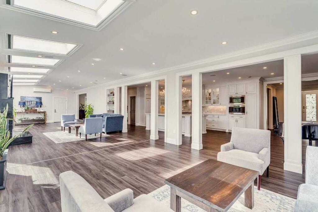 Large Estate with Luxury Collection of Amenities