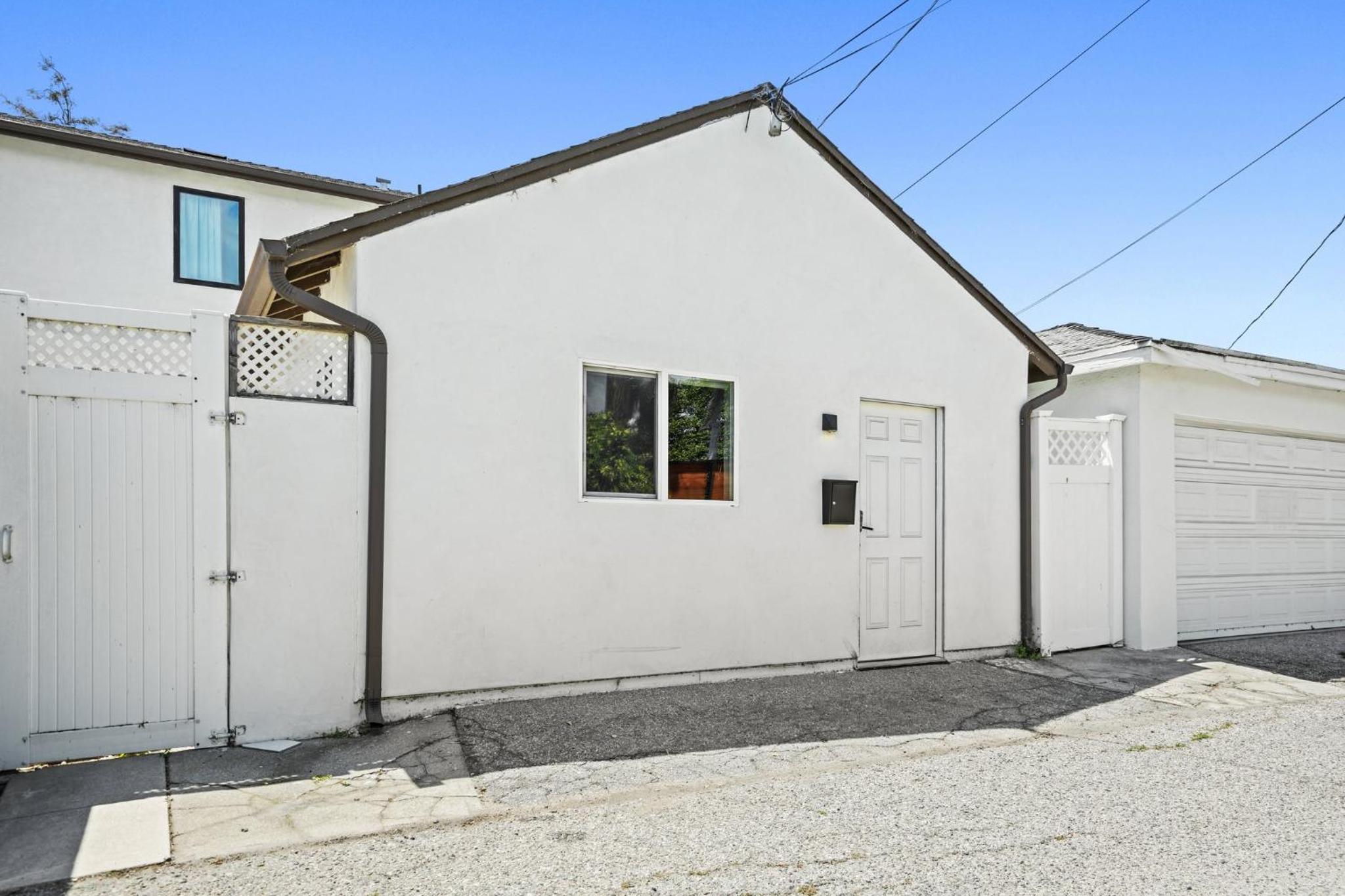 New Modern Cozy Guest House, Parking, Pet Friendly in Mar Vista!