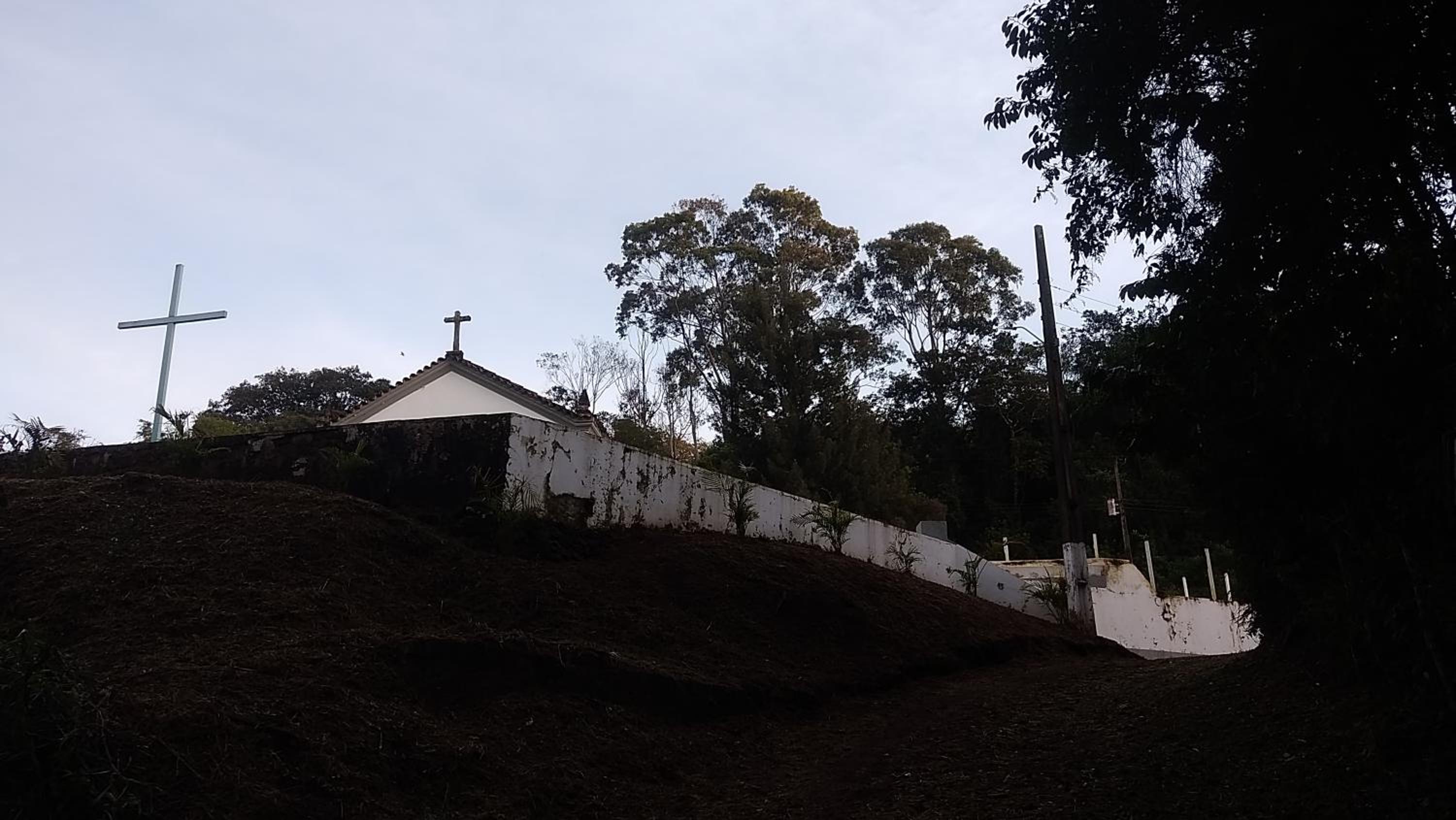 Chalé na floresta com varanda