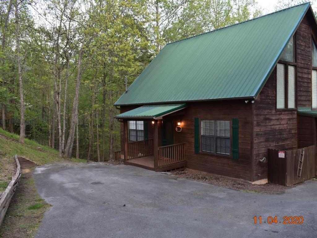 2 Miles to Parkway, Hot Tub, Pool Table, Air Hockey, Fire Pit! view 4
