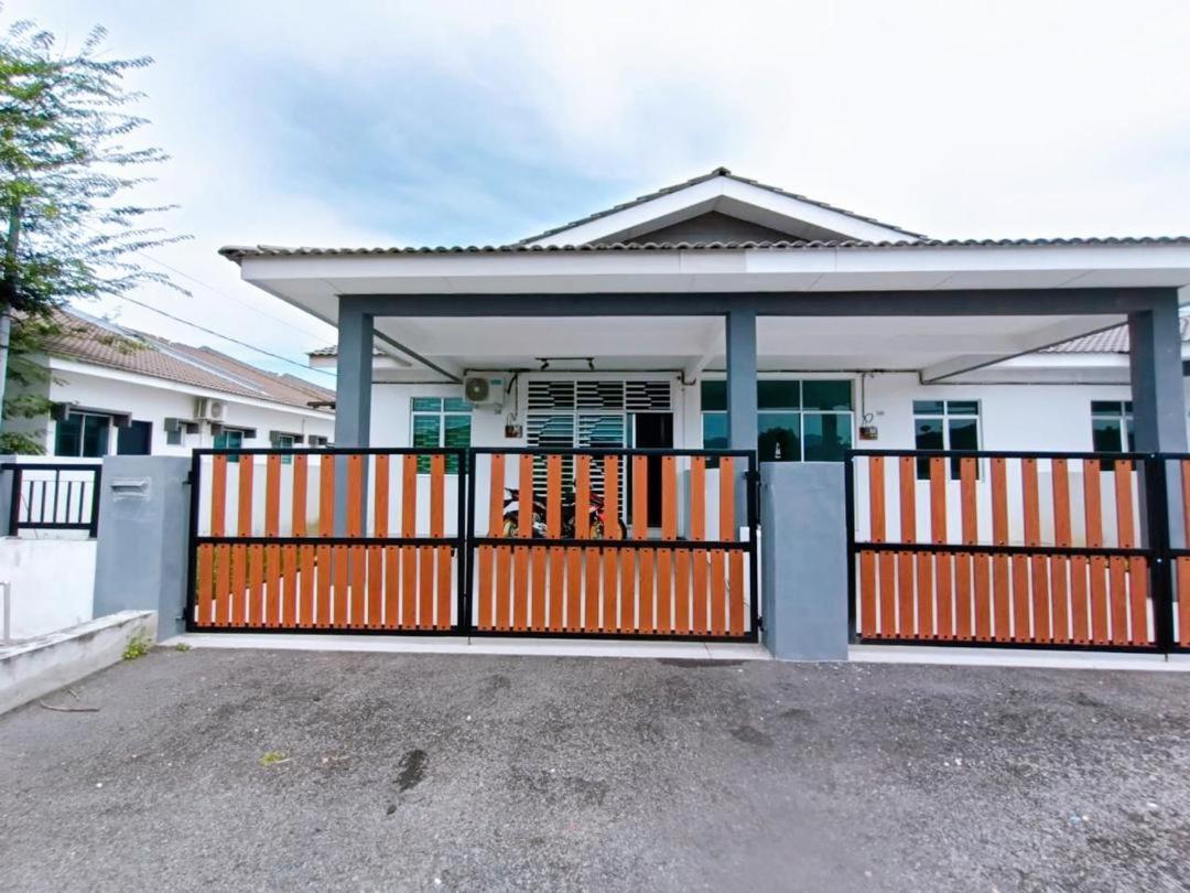 HomeSTAY TAMAN MANJUNG POINT LUMUT PERAK photo 1