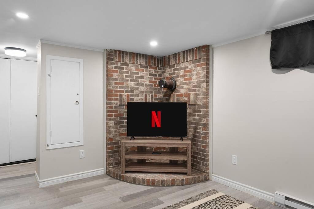 Chic House with King Bed, Walk To Dining and Starbucks