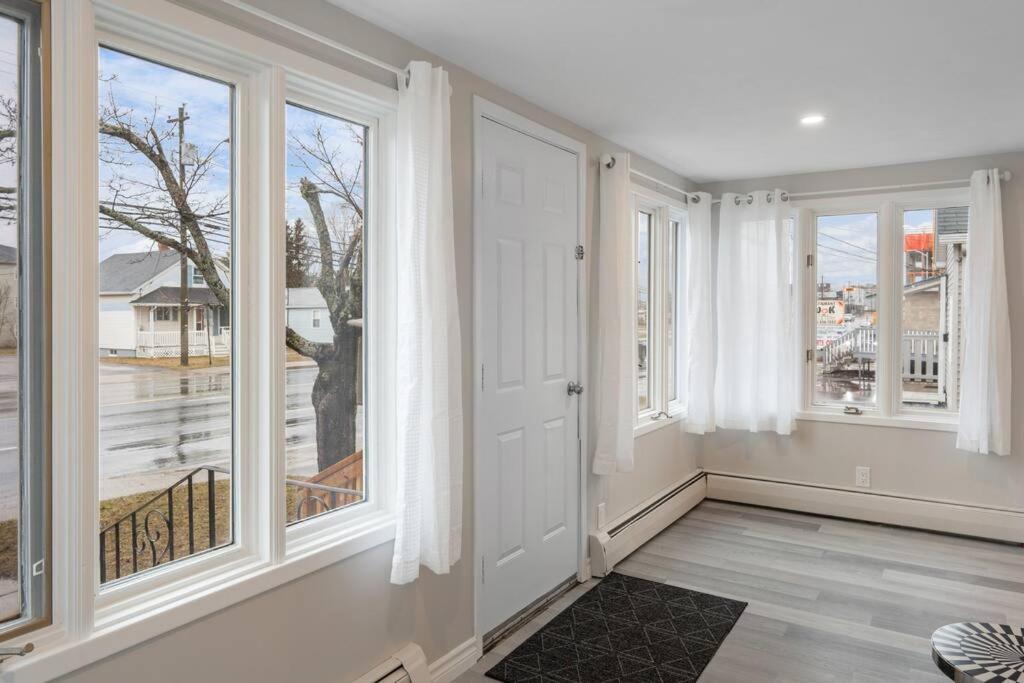 Chic House with King Bed, Walk To Dining and Starbucks