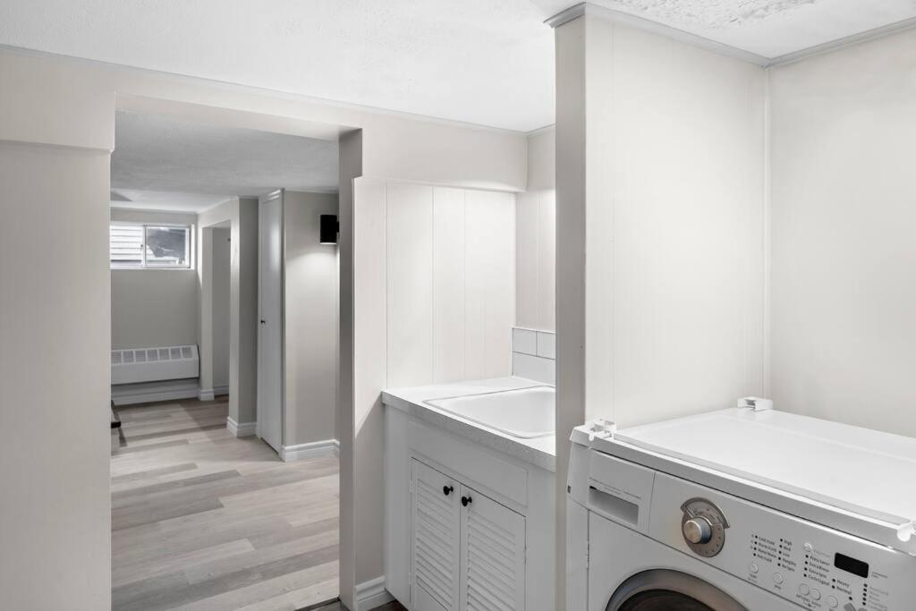 Chic House with King Bed, Walk To Dining and Starbucks