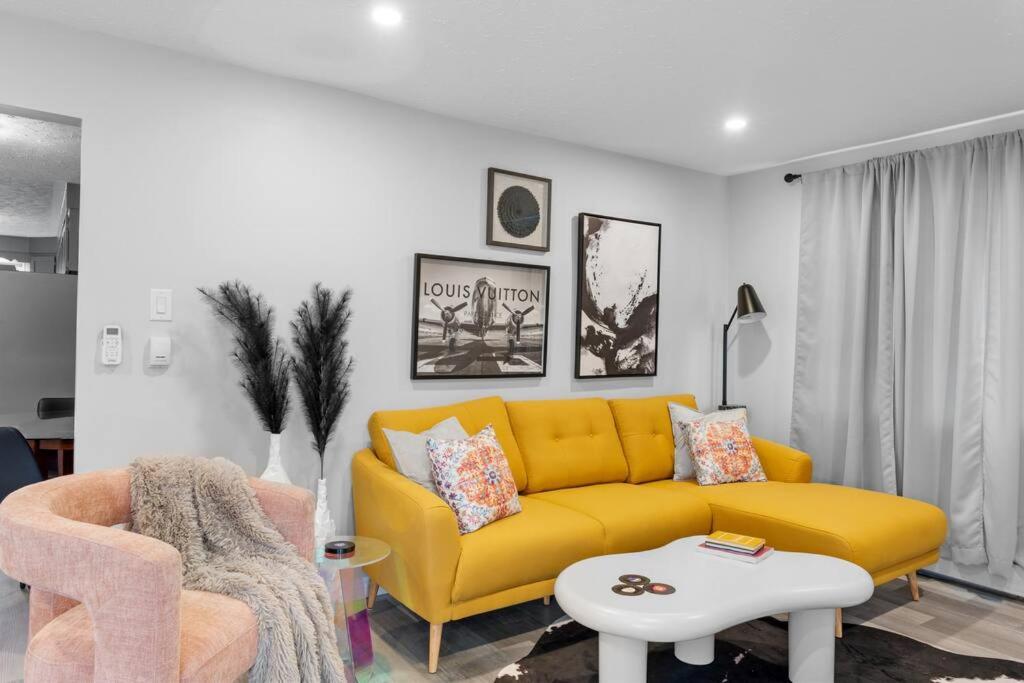 Chic House with King Bed, Walk To Dining and Starbucks