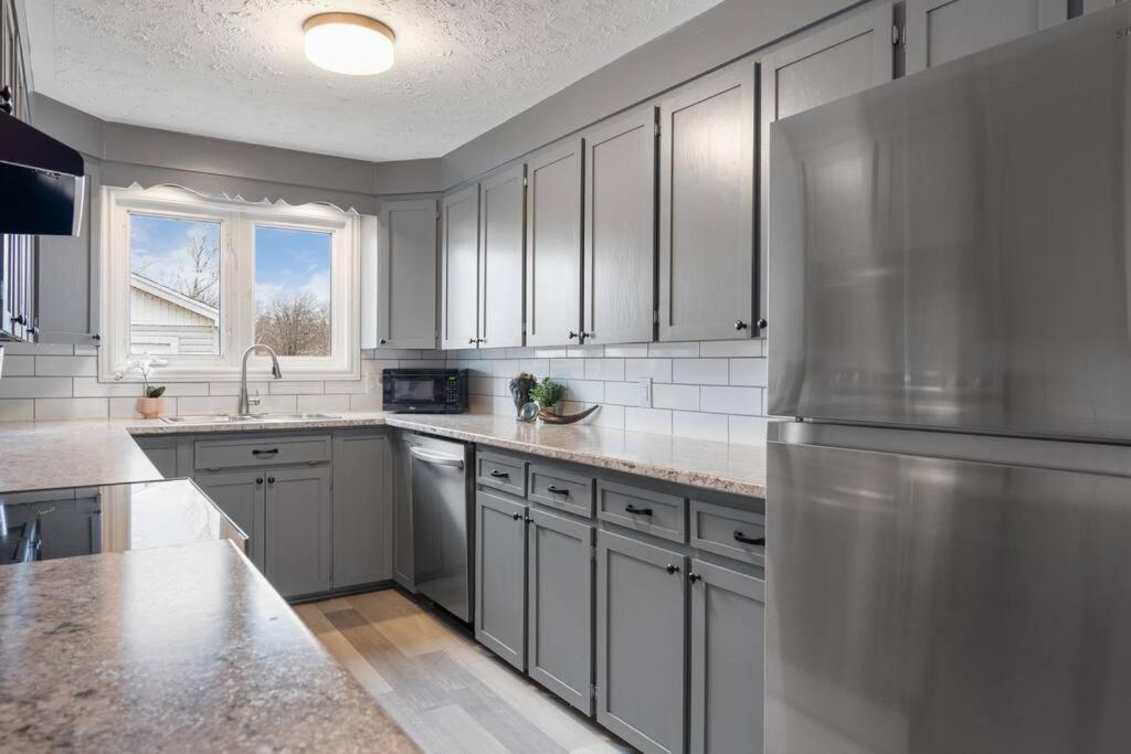 Chic House with King Bed, Walk To Dining and Starbucks