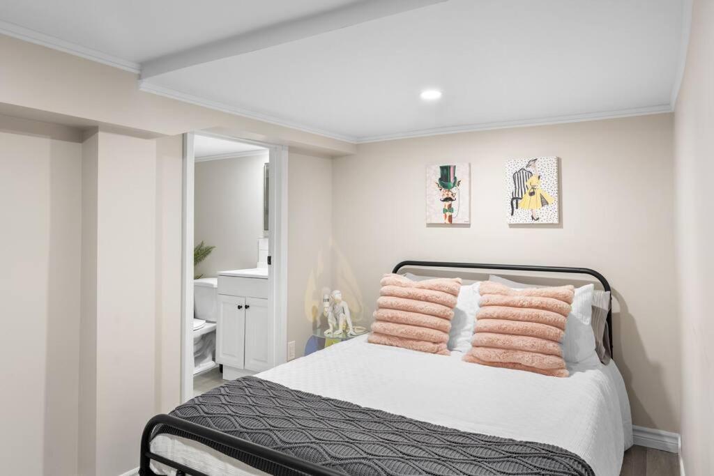 Chic House with King Bed, Walk To Dining and Starbucks