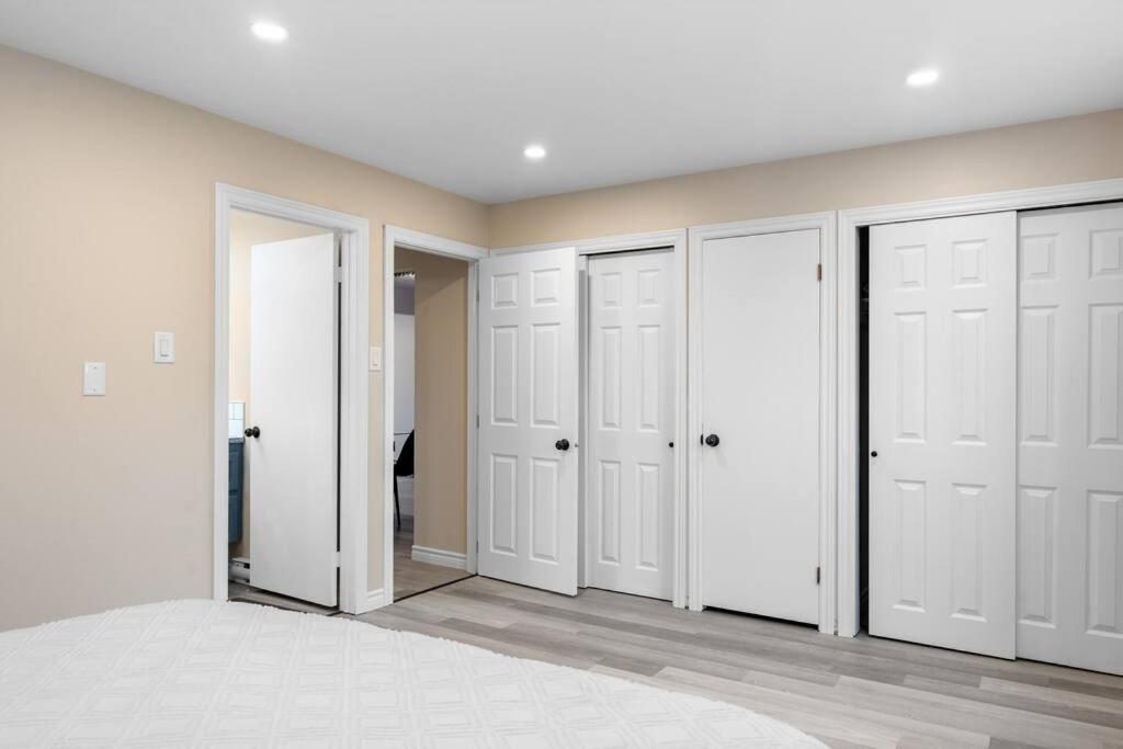 Chic House with King Bed, Walk To Dining and Starbucks