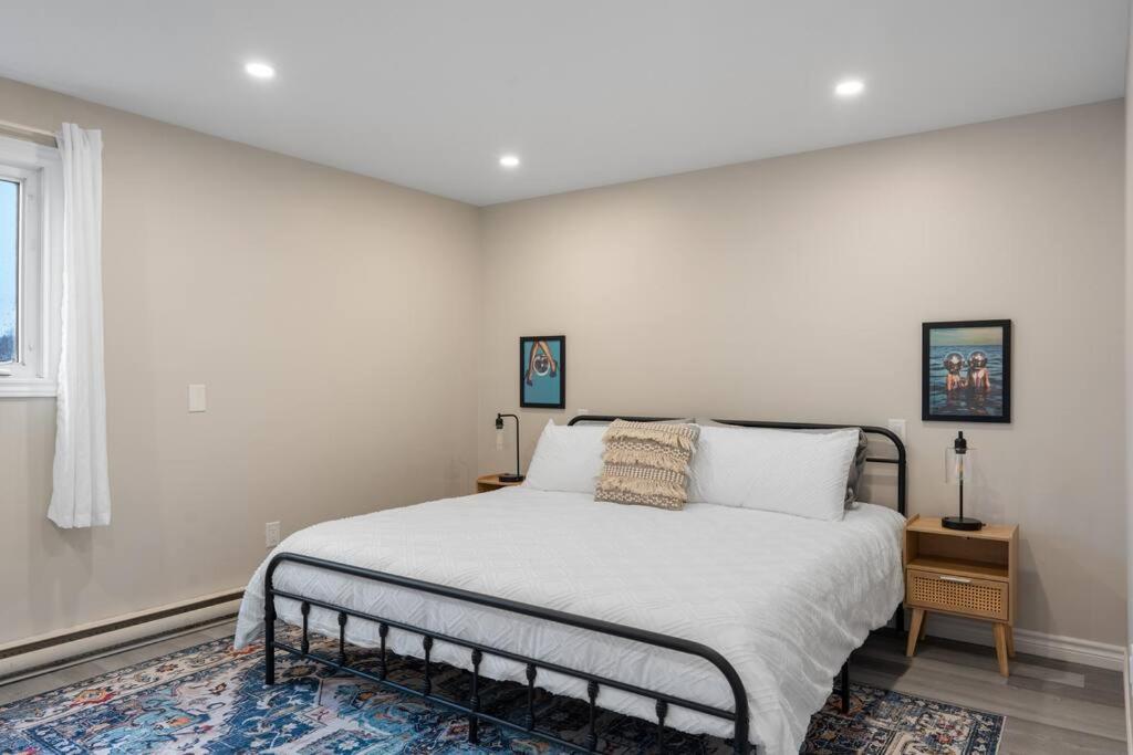 Chic House with King Bed, Walk To Dining and Starbucks