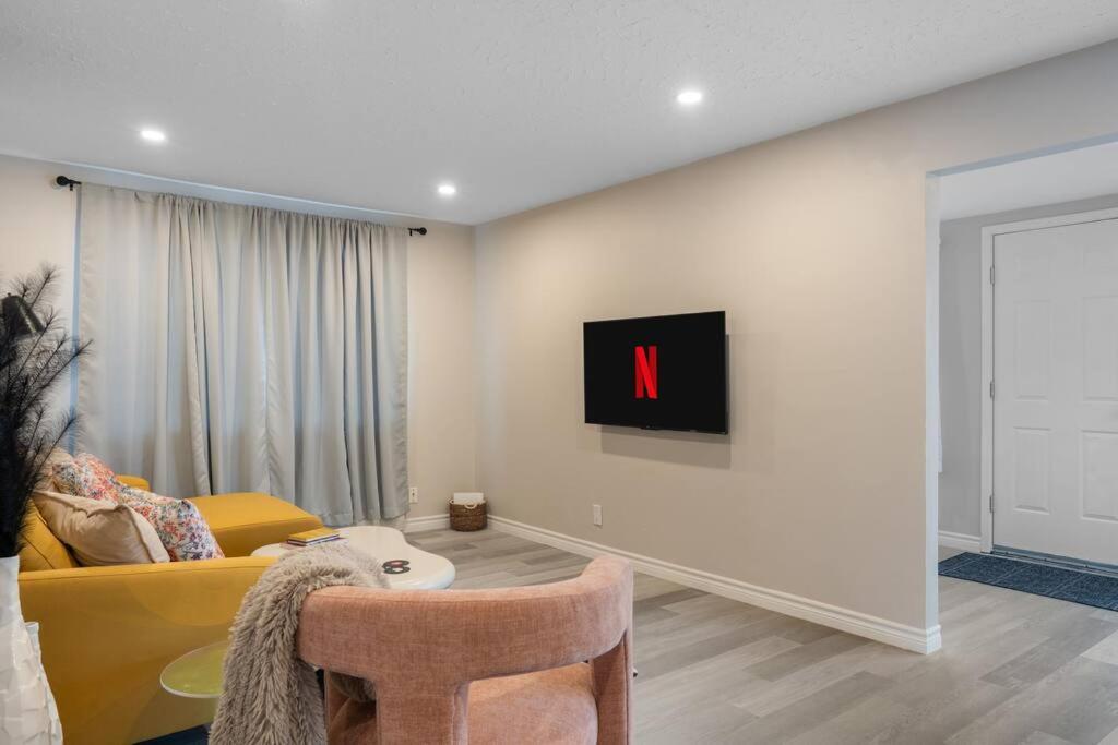 Chic House with King Bed, Walk To Dining and Starbucks