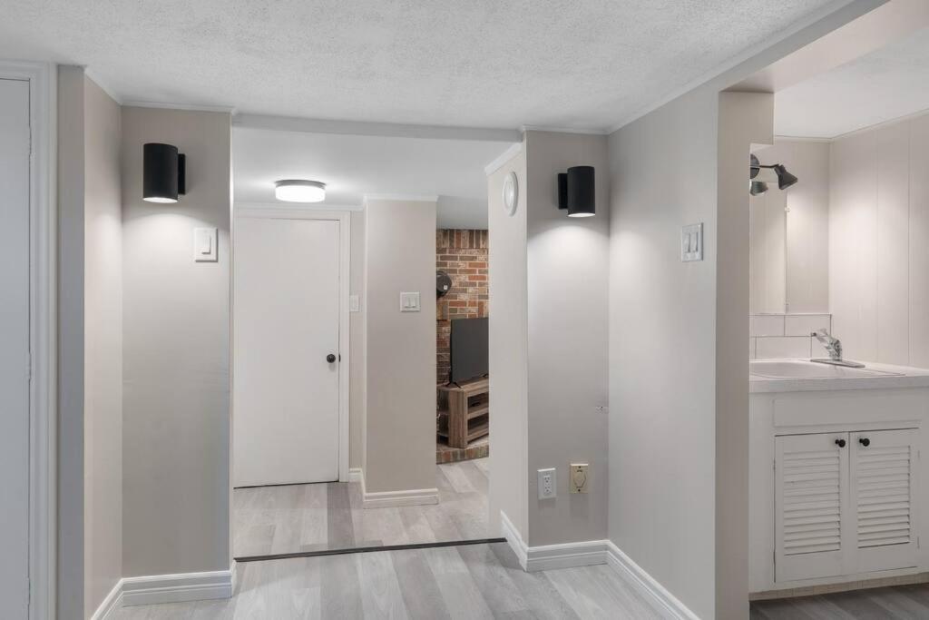Chic House with King Bed, Walk To Dining and Starbucks