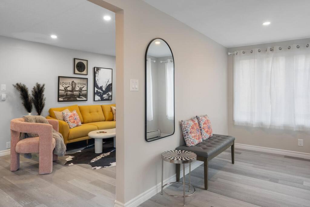 Chic House with King Bed, Walk To Dining and Starbucks