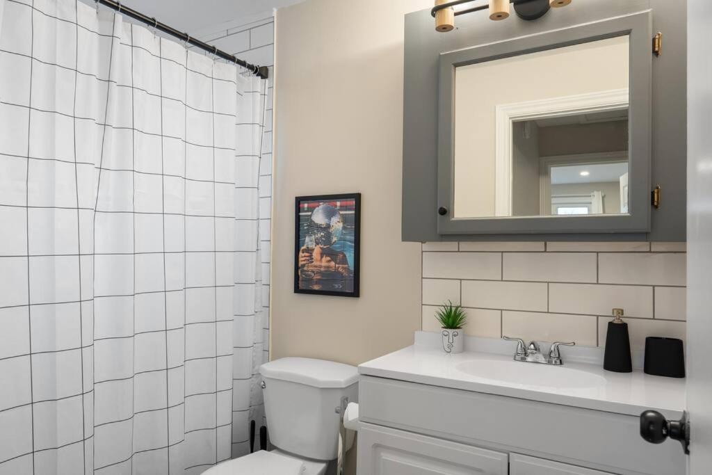 Chic House with King Bed, Walk To Dining and Starbucks