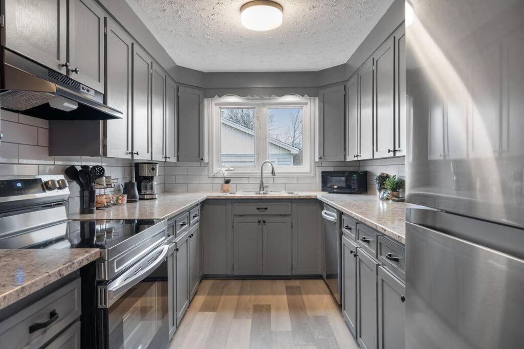 Chic House with King Bed, Walk To Dining and Starbucks
