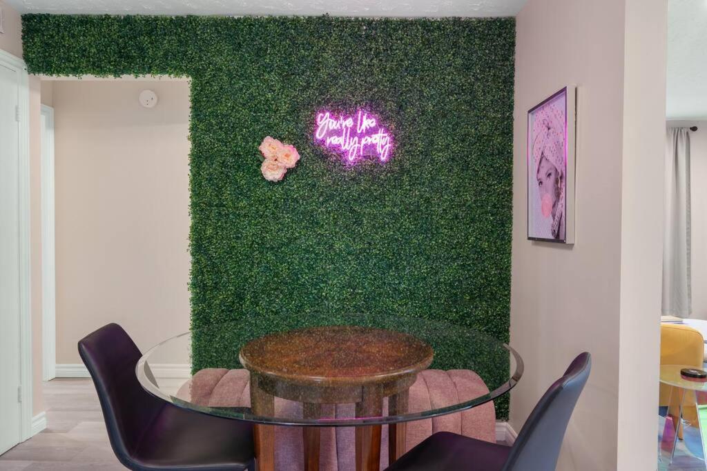 Chic House with King Bed, Walk To Dining and Starbucks