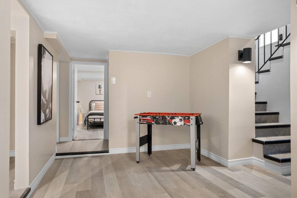 Chic House with King Bed, Walk To Dining and Starbucks