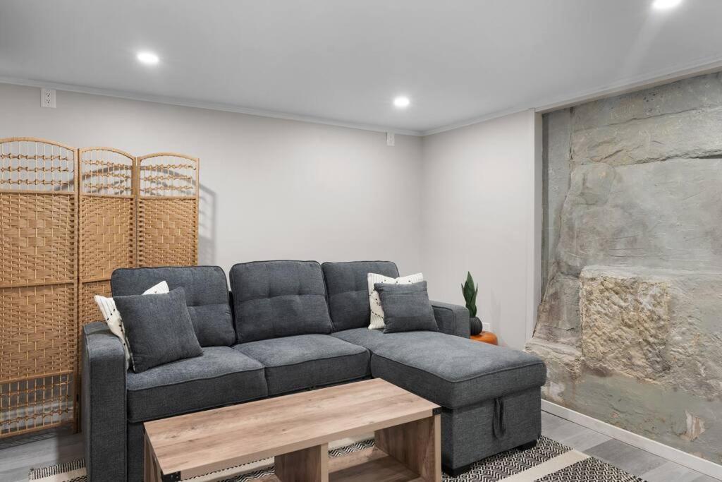 Chic House with King Bed, Walk To Dining and Starbucks